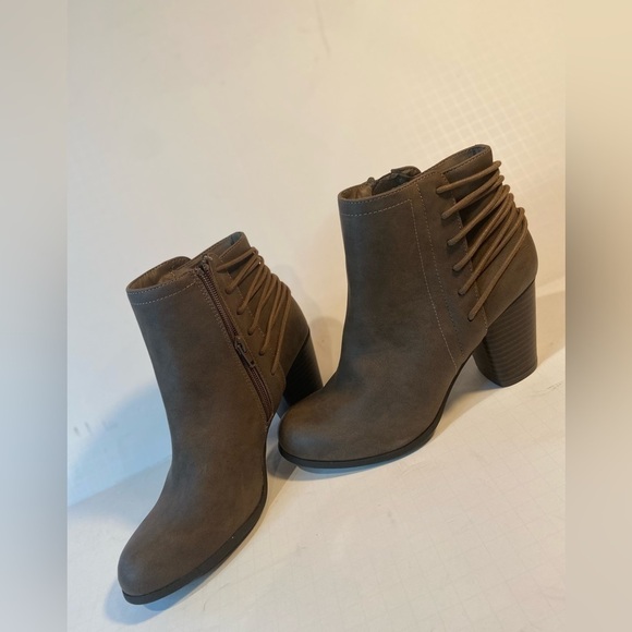Madden Girl~Deliite~Faux Leather Ankle Boot~Criss Cross String Detail~Size 7.5 - Picture 1 of 14